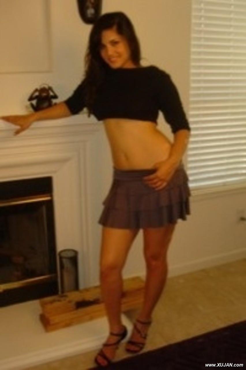 Sunny Leone improvises strip show by the fireplace when the camera turns on - Photo #262745