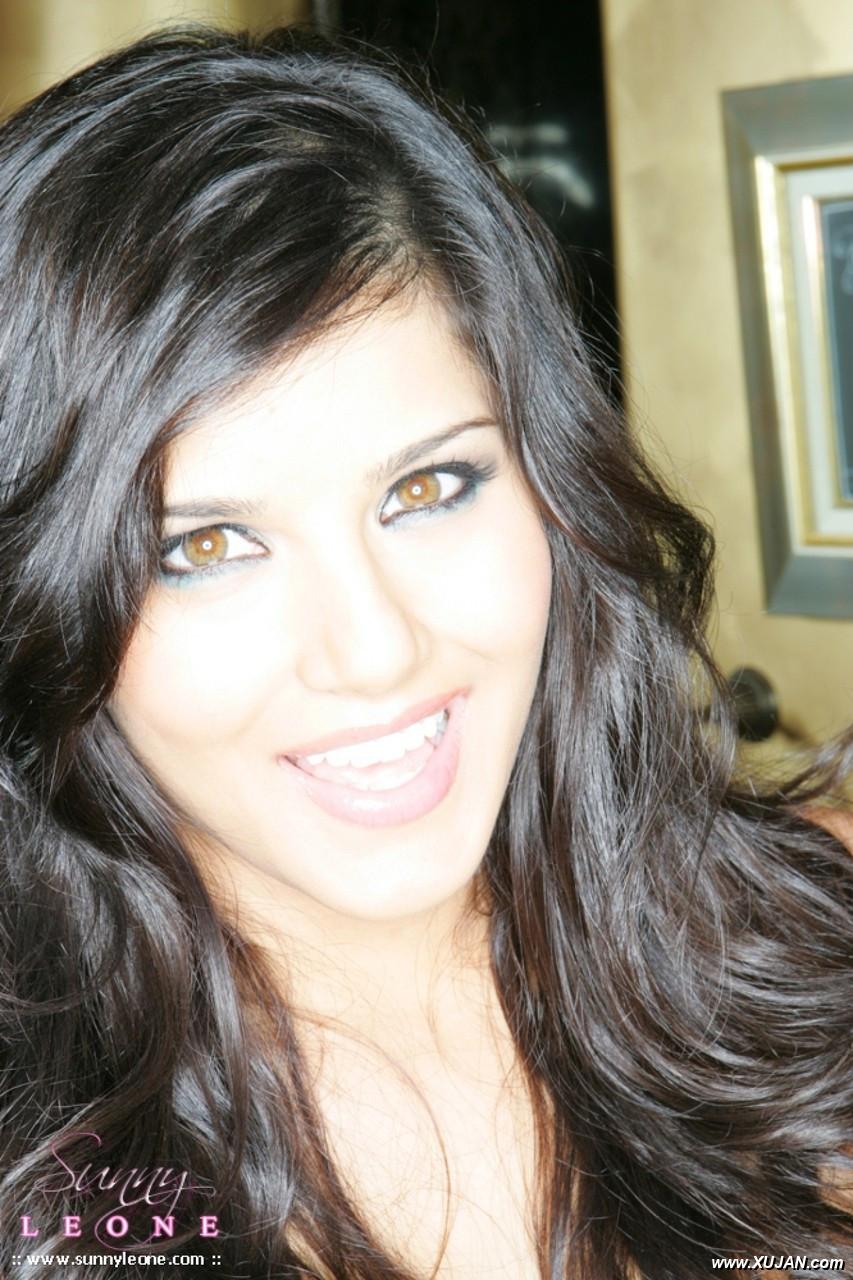 Incredible woman Sunny Leone placed her naked body on the marble floor - Photo #262812