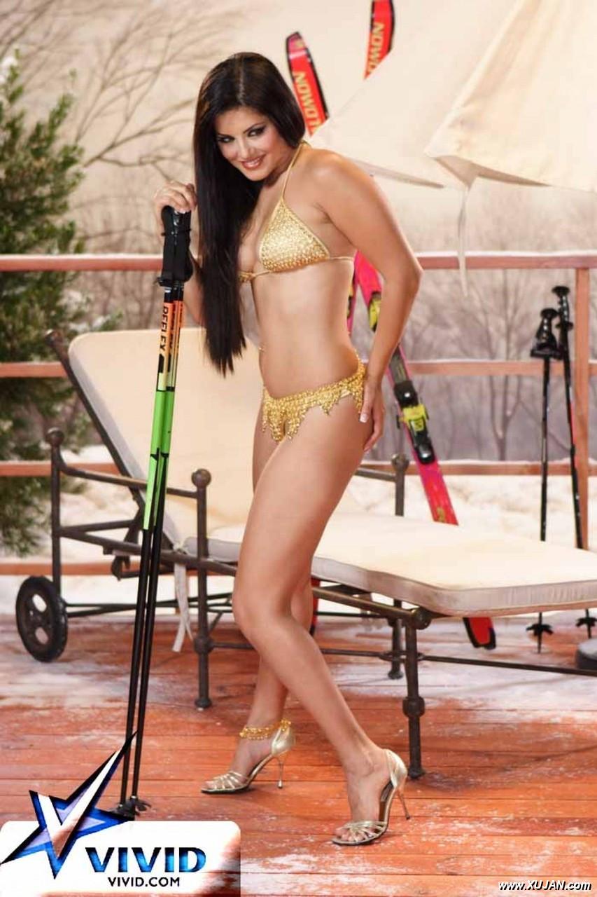 Awesome girl Sunny Leone is so hot that she can ski in her underwear only - Photo #262830