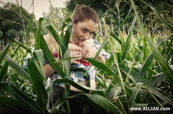 Corny Horny Girl - Photo #275808