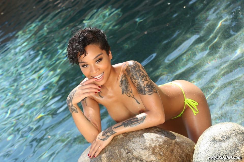 Spellbinding Ebony model Honey Gold exposes her tattooed body in the pond - Photo #277854