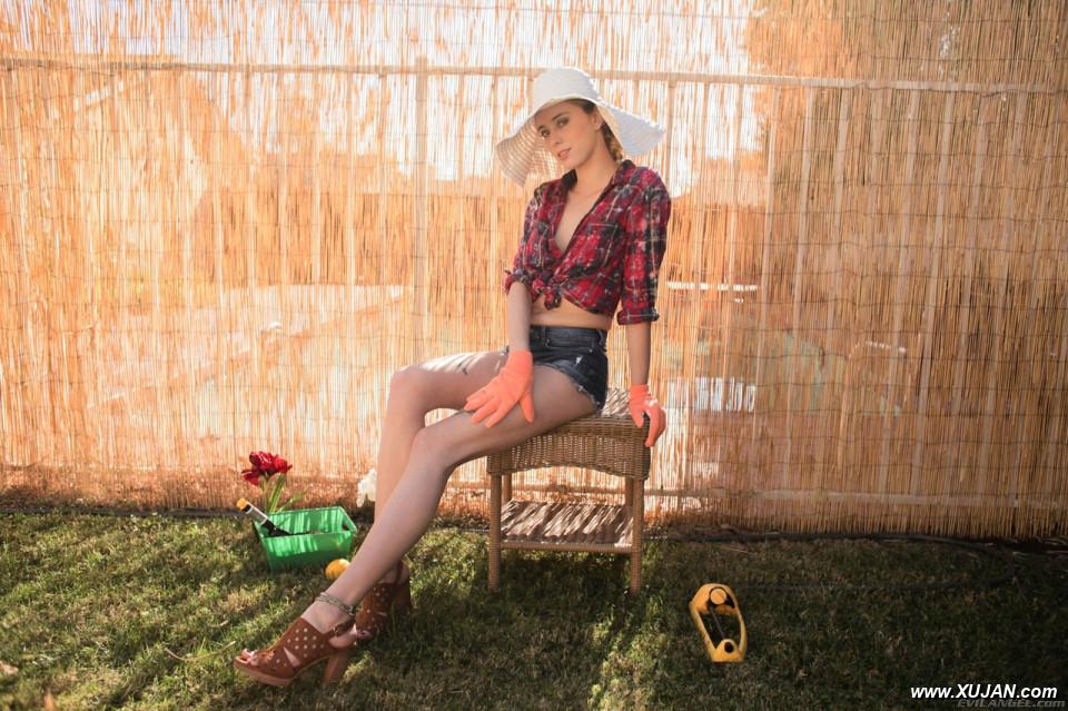 Desperately sexy girl Haley Reed goes to greenhouse to water flowers with urine - Photo #280446