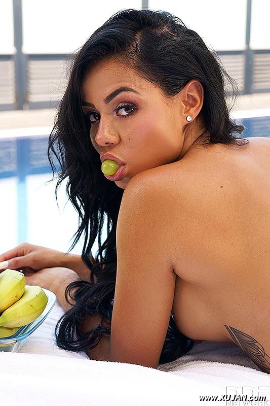 Latina model Canela Skin highlights her augmented butt near a swimming pool - Photo #293196