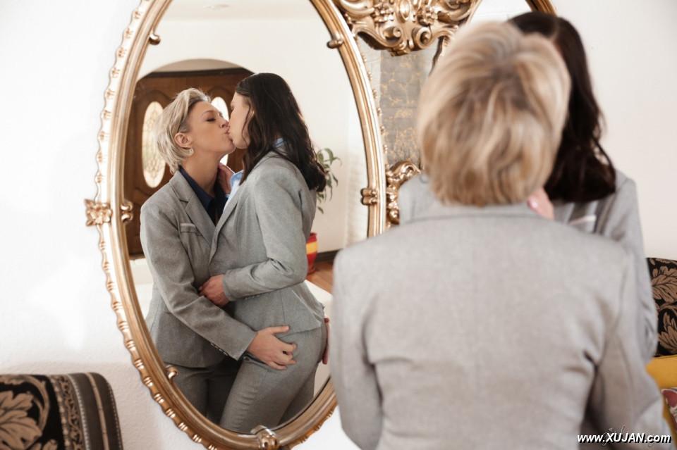 Female executives Aidra Fox and Dee Williams discard suits while having sex - Photo #297024