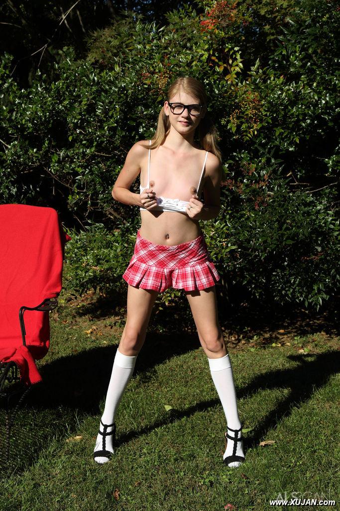 Kinky nerd Hannah Hays works a massive dildo into her twat in the yard - Photo #297560