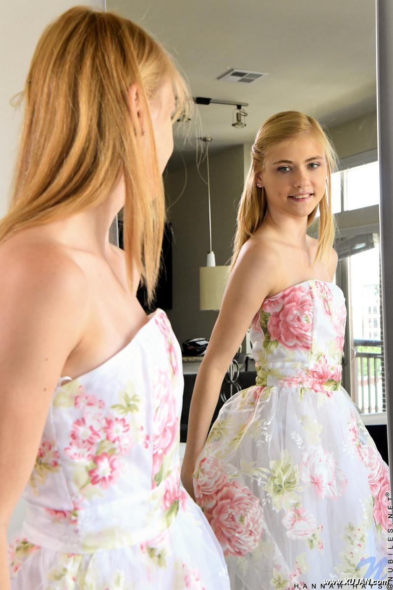 Young blonde girl Hannah Hays bangs her suction dildo in a mirror - Photo #297683