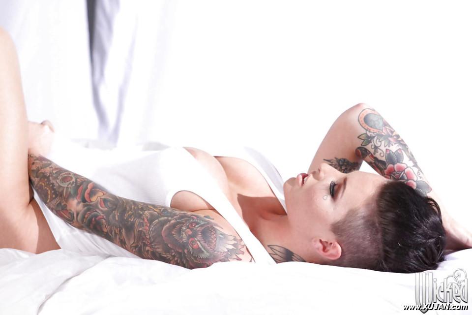 Tattooed knockout Christy Mack uncovering her flalwless curves - Photo #302558