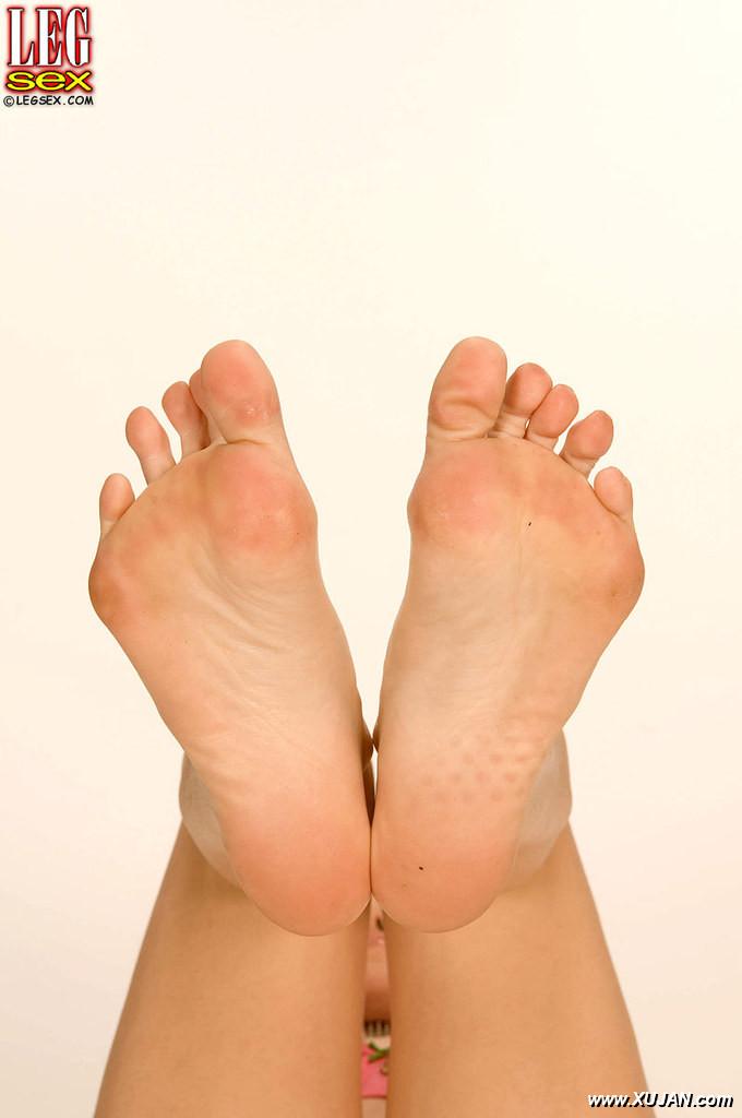 Flexible Asian MILF Kianna Dior shows off her pretty bare feet and smooth legs - Photo #302744