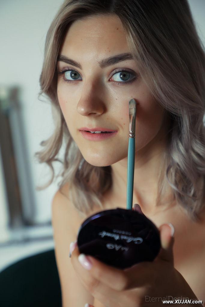 Platinum blonde teen Eva Elfie does her makeup during a nude modelling gig - Photo #305350