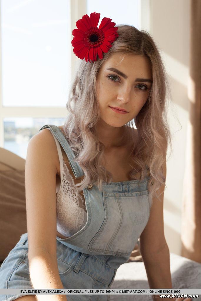 Young blonde Eva Elfie shows off her great body with a flower in her hair - Photo #305429