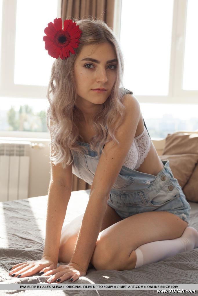 Young blonde Eva Elfie shows off her great body with a flower in her hair - Photo #305430