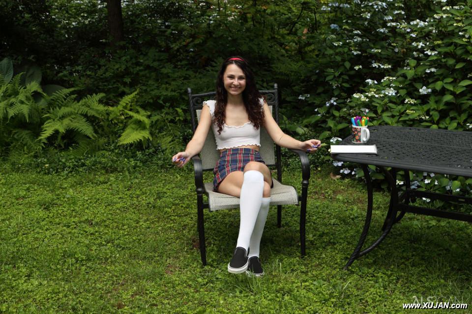 Young brunette Liz Jordan wears knee socks while sticking sharpies in her cunt - Photo #309635