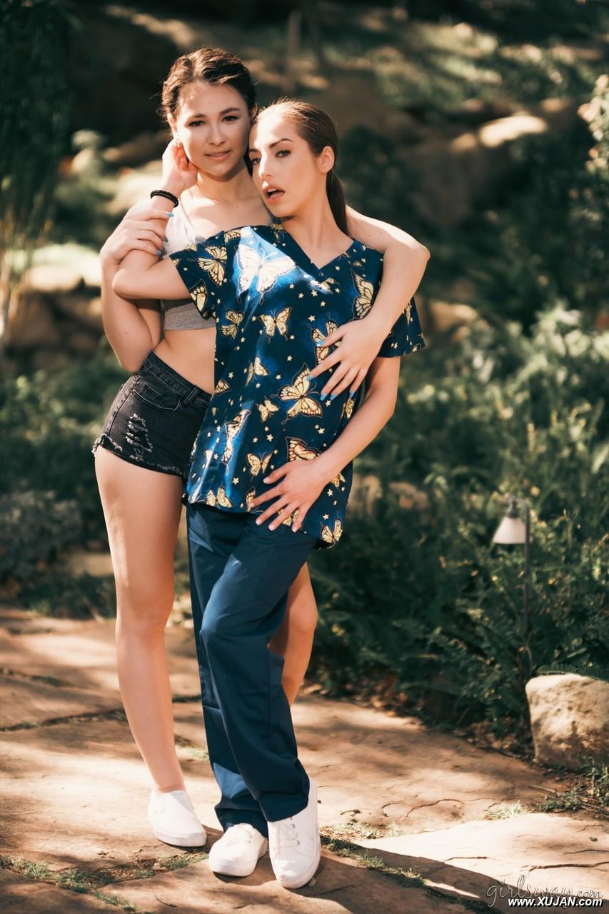 Pretty nurse Spencer Bradley shares a lesbian kiss with Liz Jordan - Photo #310081