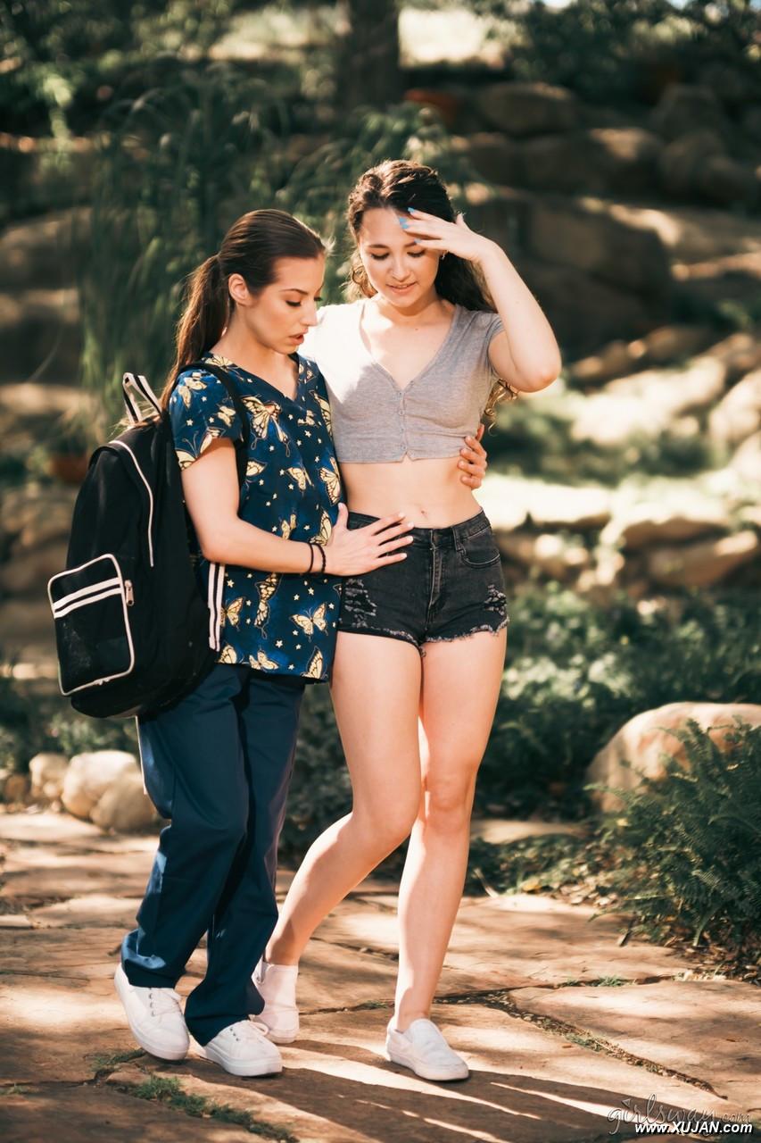 Pretty nurse Spencer Bradley shares a lesbian kiss with Liz Jordan - Photo #310082