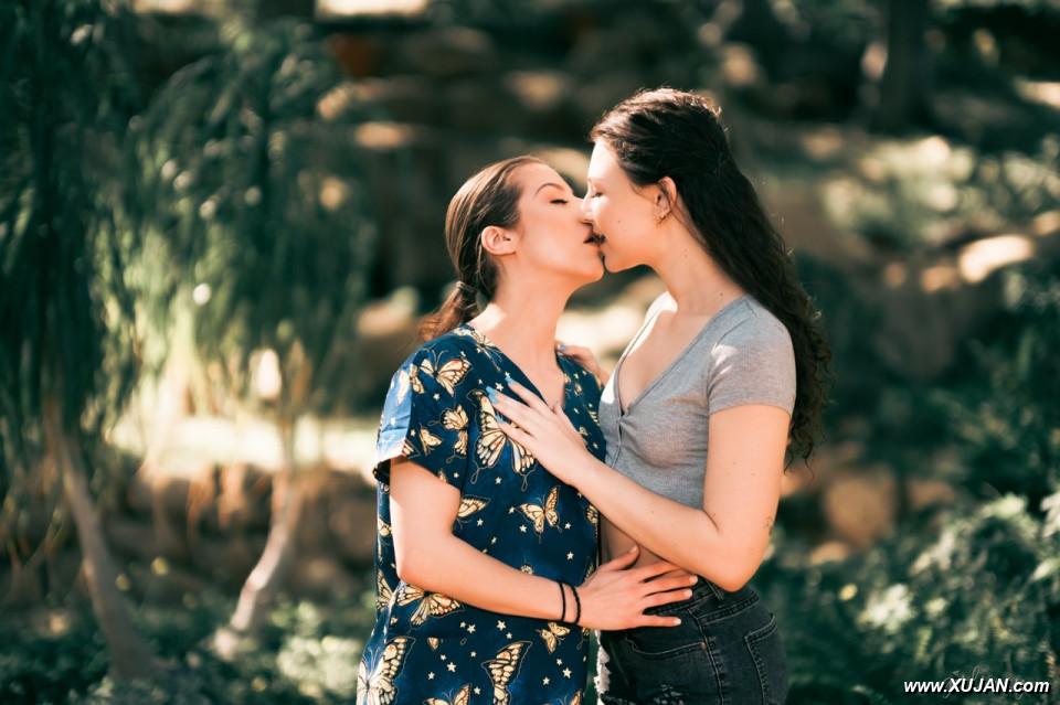 Pretty nurse Spencer Bradley shares a lesbian kiss with Liz Jordan - Photo #310083