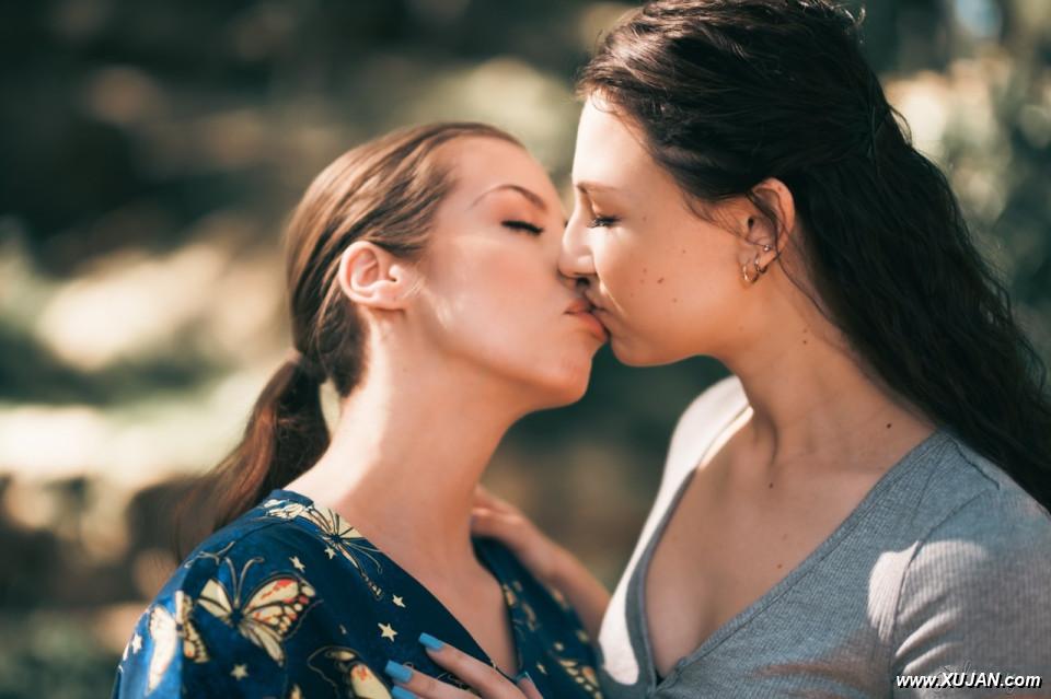 Pretty nurse Spencer Bradley shares a lesbian kiss with Liz Jordan - Photo #310084