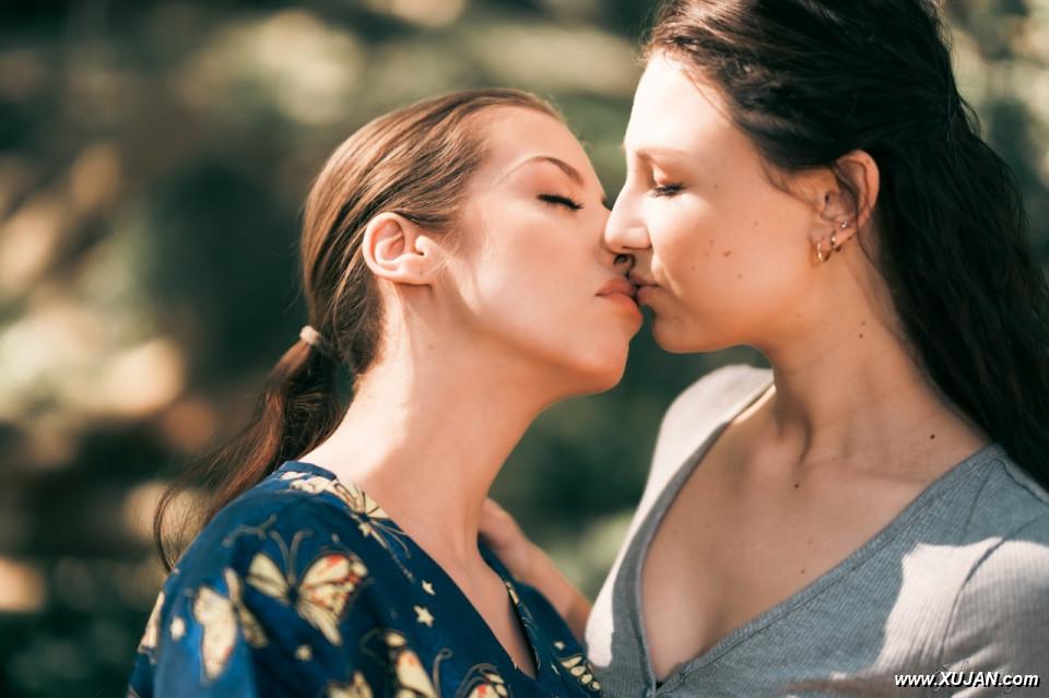 Pretty nurse Spencer Bradley shares a lesbian kiss with Liz Jordan - Photo #310085