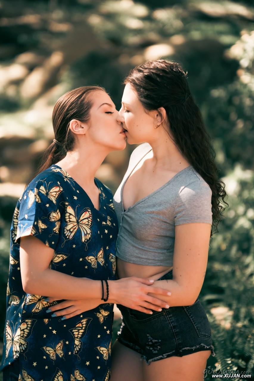 Pretty nurse Spencer Bradley shares a lesbian kiss with Liz Jordan - Photo #310086