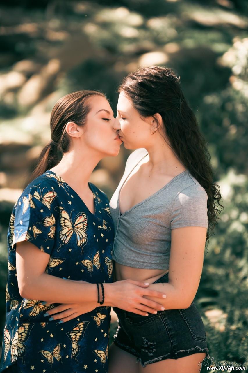Pretty nurse Spencer Bradley shares a lesbian kiss with Liz Jordan - Photo #310087