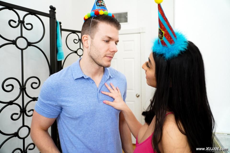 Curvy Latina teen Violet Myers blows a guy while at a birthday party - Photo #311036