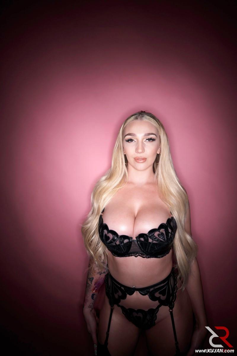 Blonde UK chick Kendra Sunderland displays her phat ass in lingerie and nylons - Photo #317000
