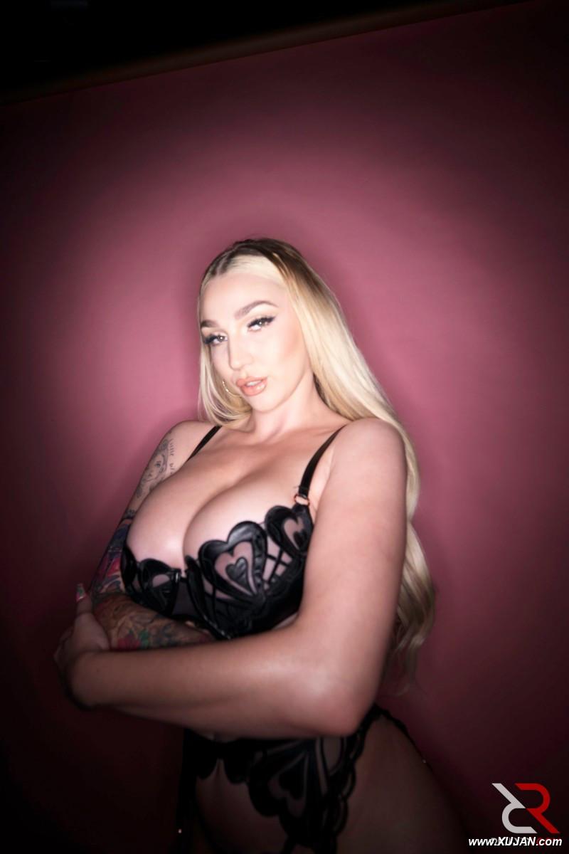 Blonde UK chick Kendra Sunderland displays her phat ass in lingerie and nylons - Photo #317003