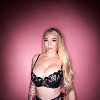 Blonde UK chick Kendra Sunderland displays her phat ass in lingerie and nylons