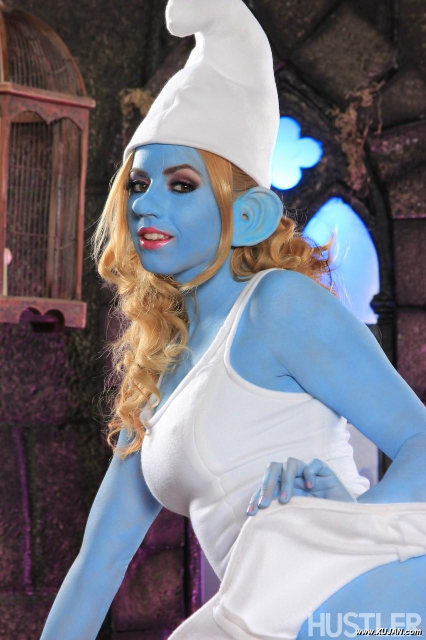 Cosplay babe Lexi Belle flaunts big blue tits while dressed in smurf costume - Photo #318906