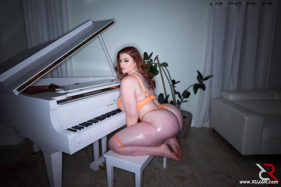 Solo girl Abigaiil Morris sports red hair while displaying her big bubble butt - Photo #320357