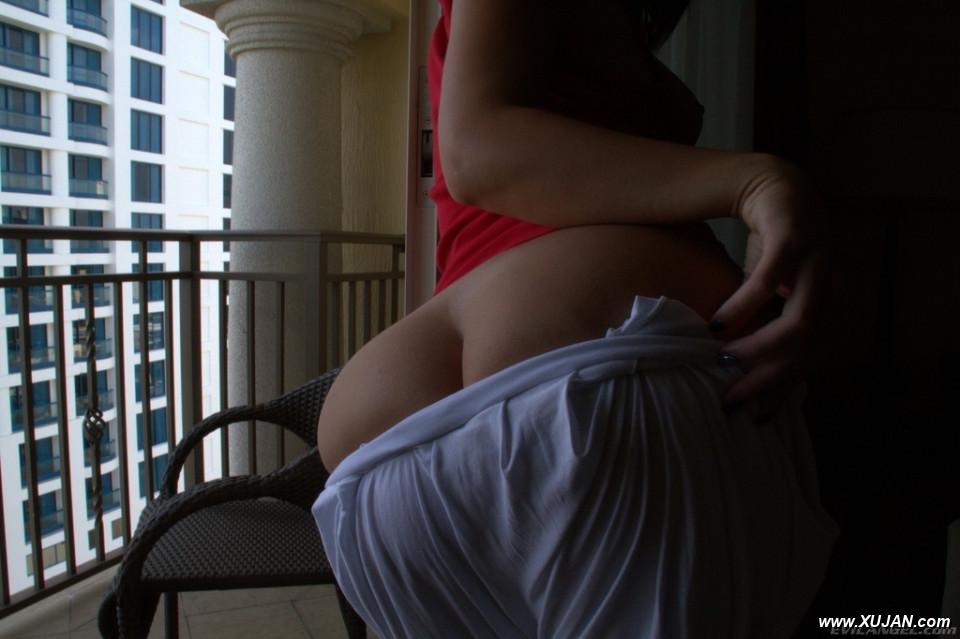 Solo girl Jada Stevens slips off her thong to best display her sexy ass - Photo #333540