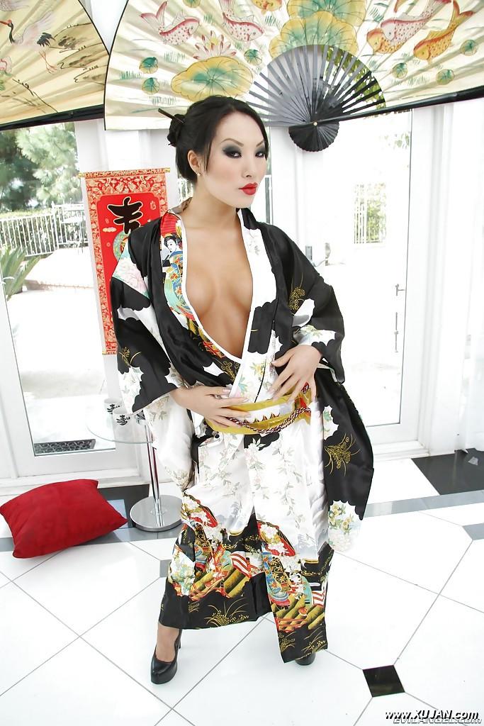 Asian minx Asa Akira taking off her kimono and exposing her inviting cunt - Photo #335394