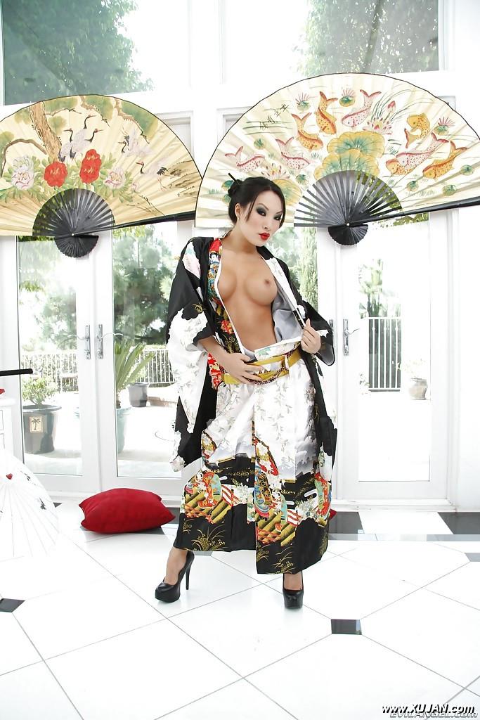 Asian minx Asa Akira taking off her kimono and exposing her inviting cunt - Photo #335395