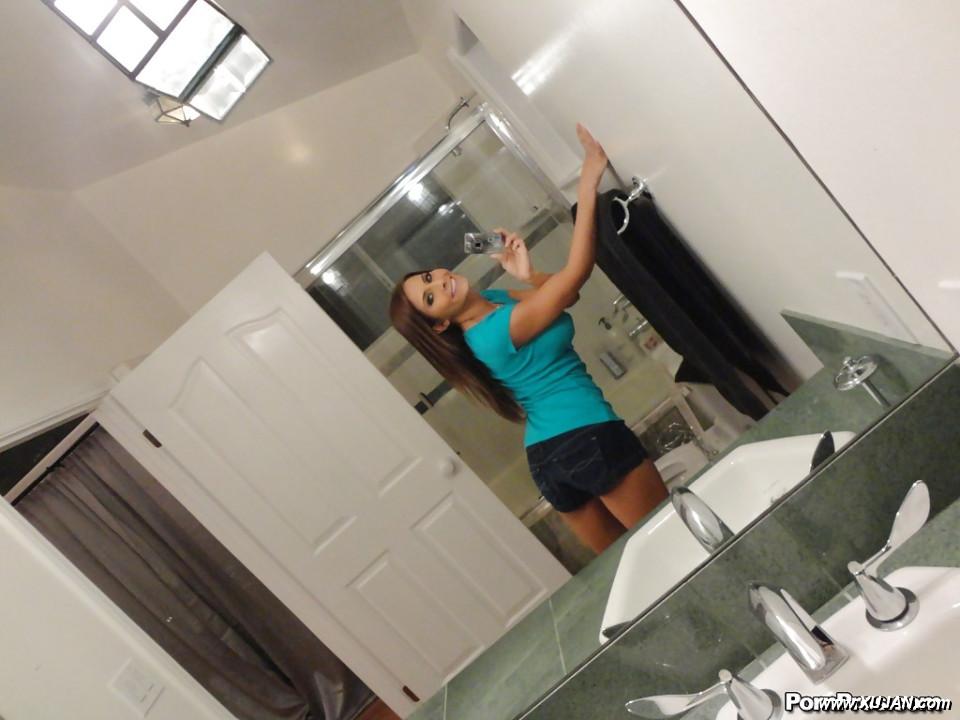 Amateur babe Madison Ivy exposing her curvy body and picturing herself - Photo #336126