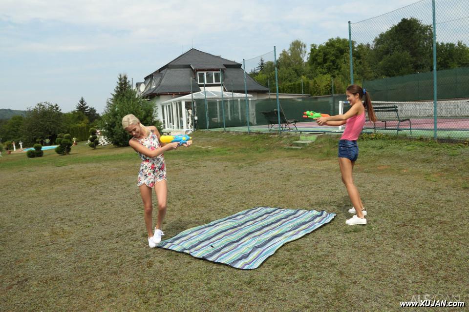 Slim teens Cindy Shine Kiara Cole share double dildo after a water fight - Photo #336922