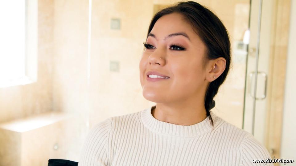 Interracial lesbians Kendra Spade Alina Lopez have sex on a bed - Photo #338426