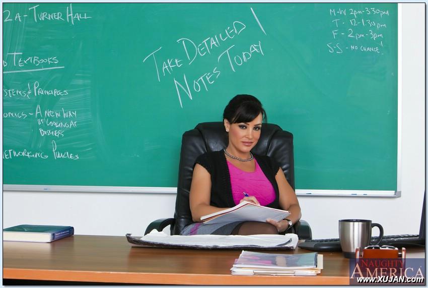 Hot teacher Lisa Ann brings out her MILF boobs and posing in stockings - Photo #344832