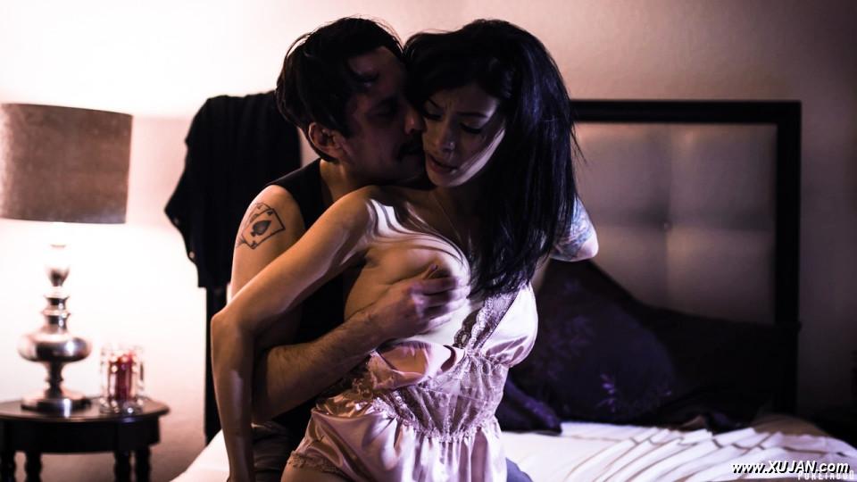 Savannah Sixx and her stepfather Tommy Pistol have intense sex on a bed - Photo #346055