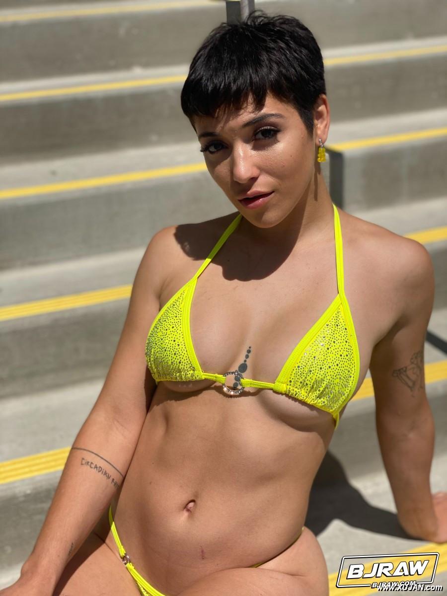 Brunette chick Brooklyn Gray sports short hair while modeling and sucking cock - Photo #346237