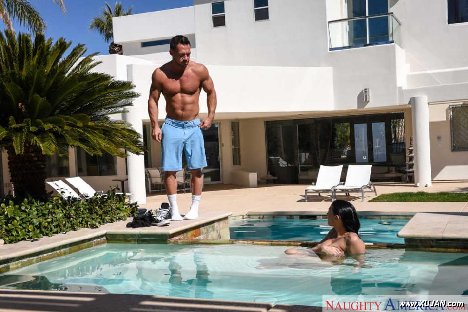 Nude wife Rachel Starr seduces her husband while taking a swim in the pool - Photo #352975