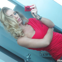 Ravishing blonde babe Nicole Aniston uncovering her gorgeous body