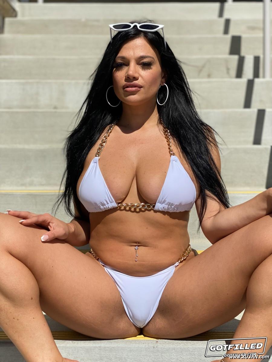 Brunette chick Mona Azar models a bikini before tossing the salad and fucking - Photo #361297