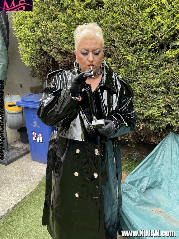 MISS SMOKE TEASING - Photo #367850