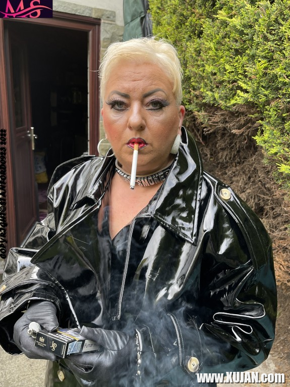 MISS SMOKE TEASING - Photo #367853