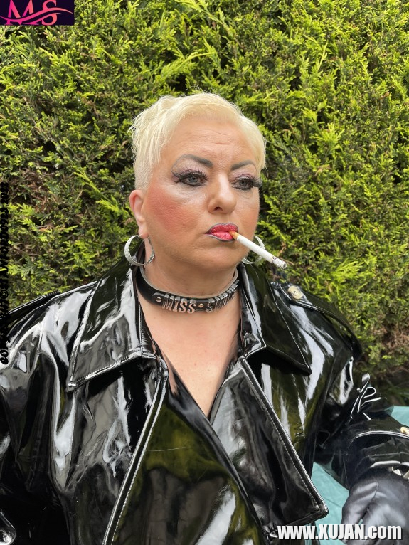 MISS SMOKE TEASING - Photo #367857