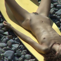 Erku taqaryun aghjikner vayelum en arevayruqy mimyants koghqin