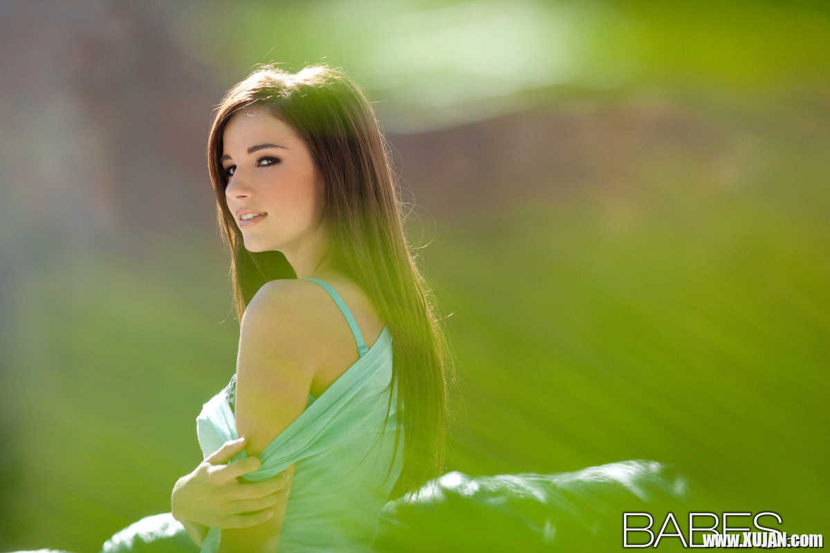 Petite teen babe Madison Morgan strip teasing - Photo #400658