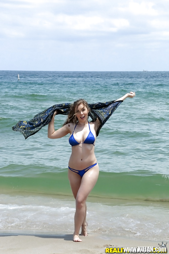 Beach babe Lena Paul freeing nice melons from bikini by swimming pool - Photo #413411
