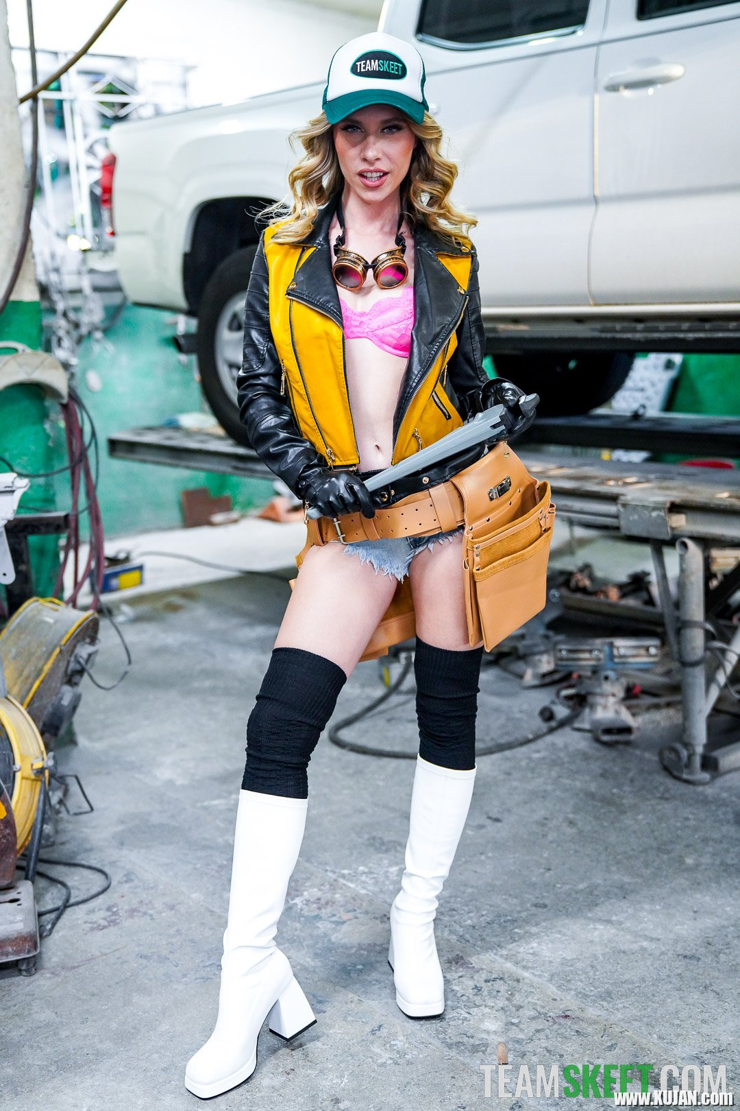 Kinky brunette babe Anya Olsen having fun with one dirty mechanic - Photo #421345