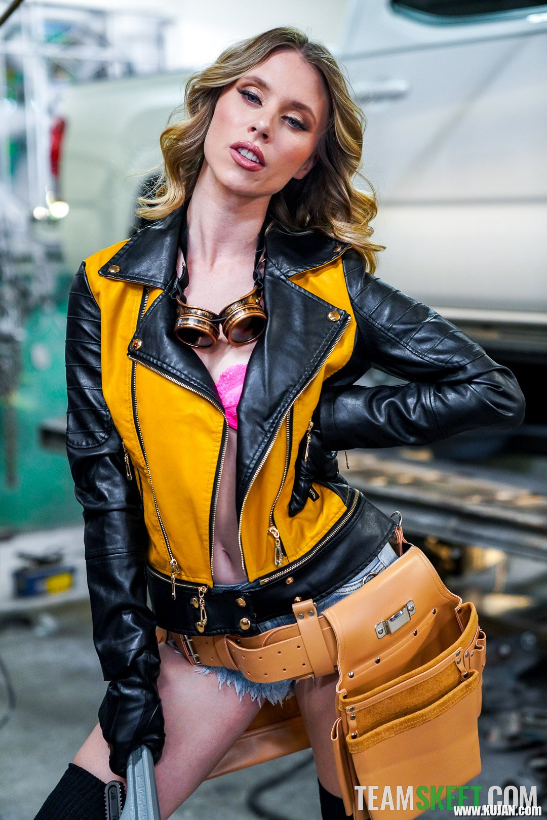 Kinky brunette babe Anya Olsen having fun with one dirty mechanic - Photo #421346