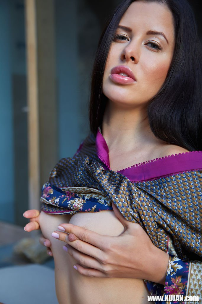 Dark haired Cassie Fire spreads her shaved twat - Photo #422475